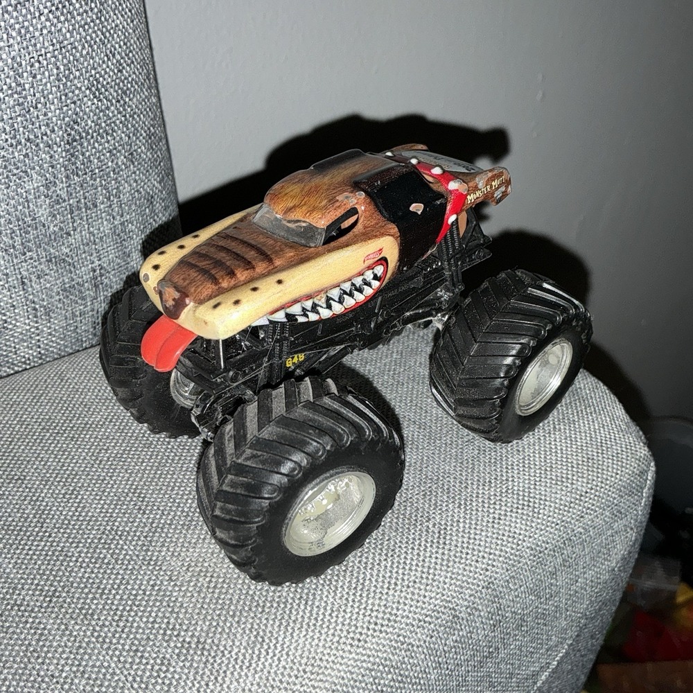 Hot Wheels Monster Jam Truck Monster‎ Mutt 2010 Freestyle Champion 1:64 Dog